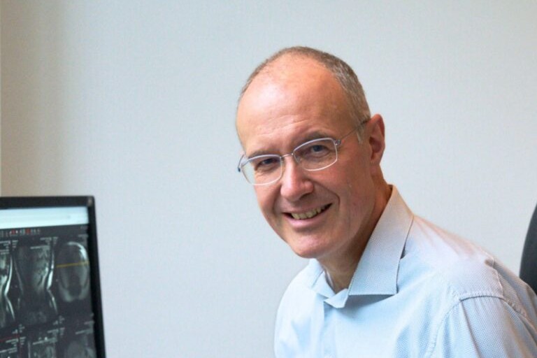 Dr. Dr. Georg-Friedemann Rust im Gespräch mit einer Patientin