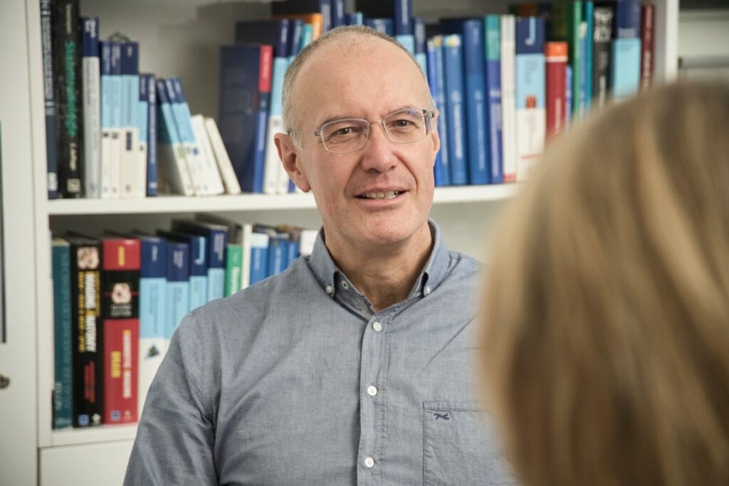 Dr. Dr. Georg-Friedemann Rust im Gespräch mit einer Patientin